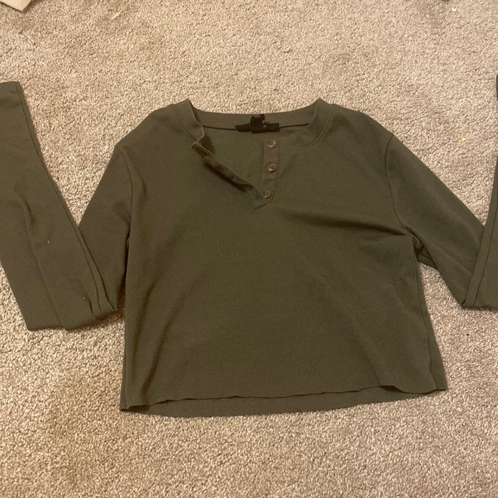 green cropped long sleeve shirt